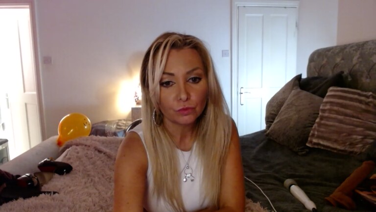 AngelEyesUK's Streamate show and profile