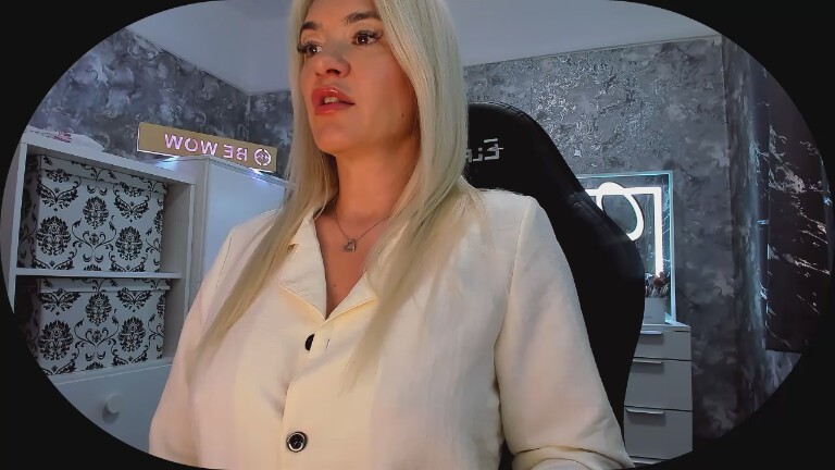 BE_WOW's Streamate show and profile